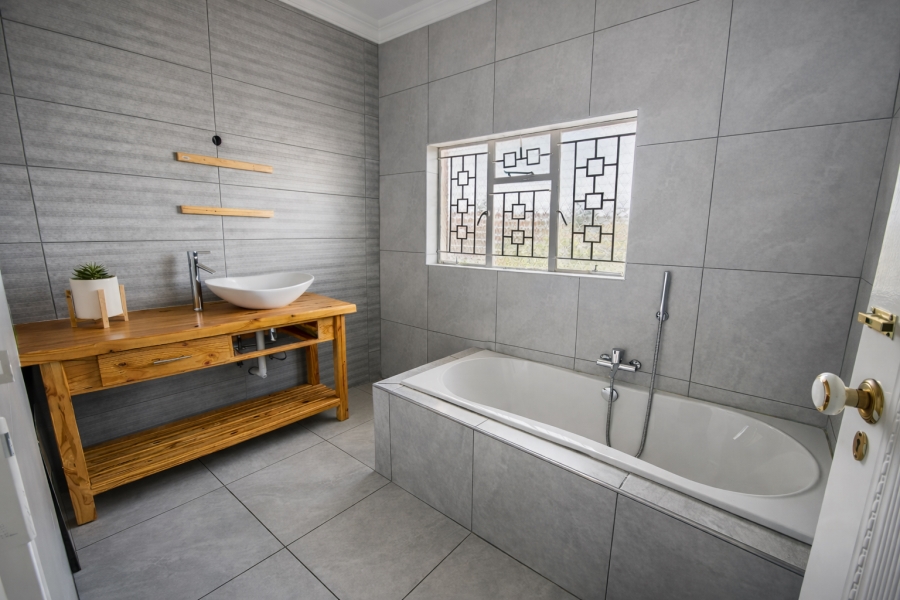 4 Bedroom Property for Sale in Mohadin North West